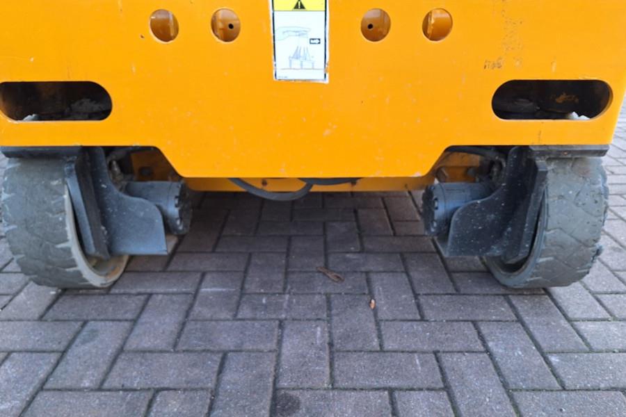 Haulotte Compact 10 Electric, 10m Working Height, 450kg Cap 2011 HAULOTTE - Compact 10 - 63602 Compact 10 Electric, 10m Wo...