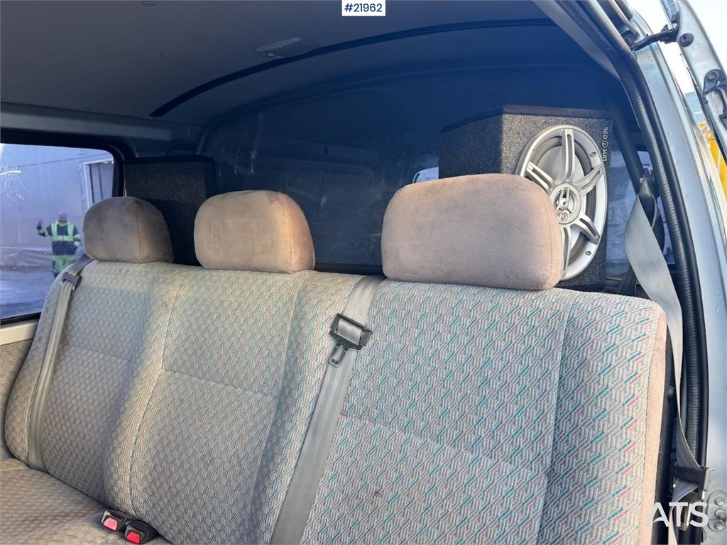 Toyota Hiace 4WD. Lots of rust. 6 seats! 2003 21962 Hiace 4WD. Lots of rust. 6 seats! 2003 1 Closed vans image 13