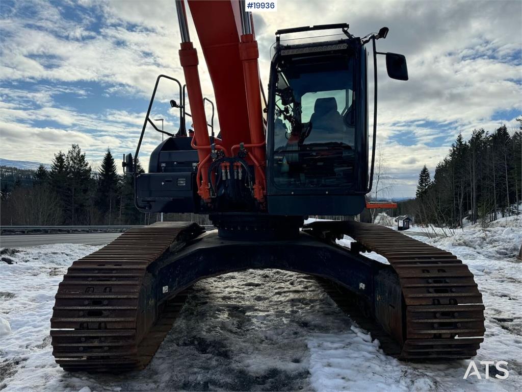 Hitachi ZX300LC-6 Tracked excavator w/ 2 buckets, tilt and 2016 19936 ZX300LC-6 Tracked excavator w/ 2 buckets, tilt and 2...