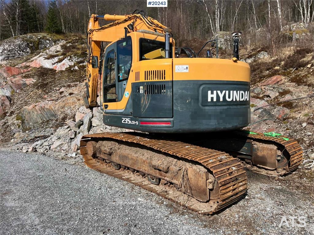 Hyundai Robex 235 LCR-9 w/ Excavator bucket and gps 2012 20243 Robex 235 LCR-9 w/ Excavator bucket and gps 2012 1 Crawler ...