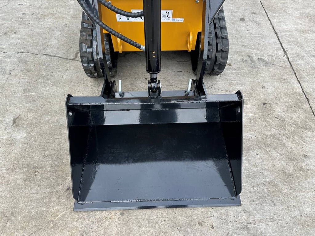 Skid Steer Loader AGT MX-CRT23 Petrol 2025 with Pelican Bucket GIYI X-PG44C New 2025 AGT Industrial MX-CRT23 2025 0 image 9