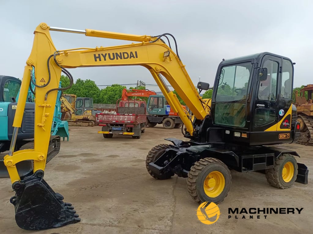 HYUNDAI R60W Wheel Excavator Original Good Condition R60W 2019 1 Wheeled Excavators image 3