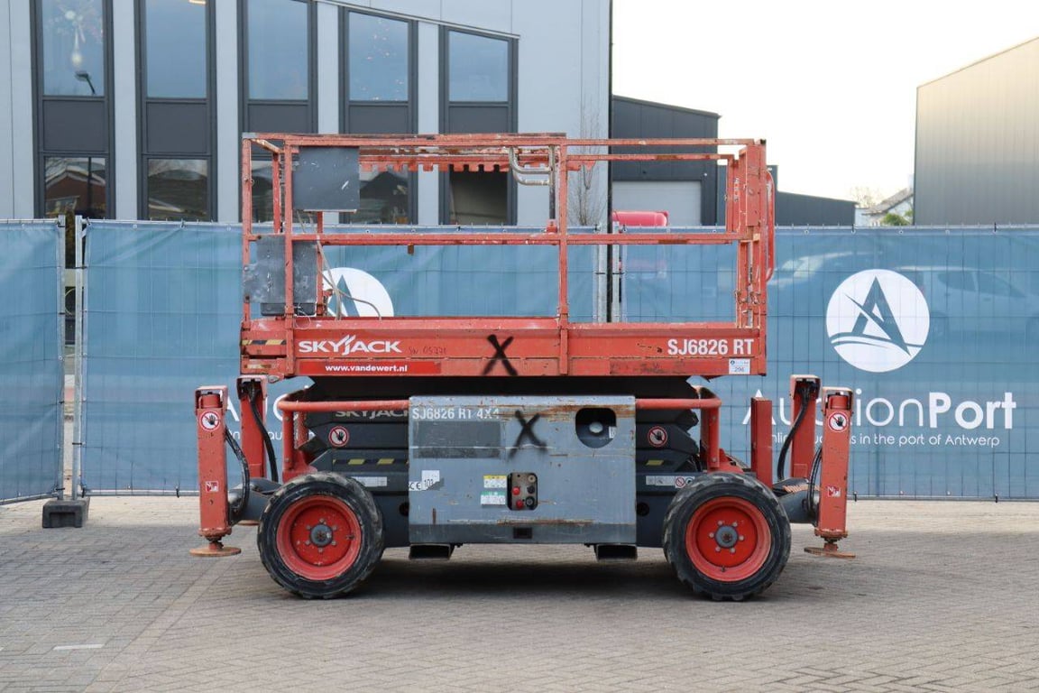 Scissor lift Skyjack SJ6826 RT Diesel 10m 2015 2015 SJ6826 RT 2015 1 Scissor Lifts image 2