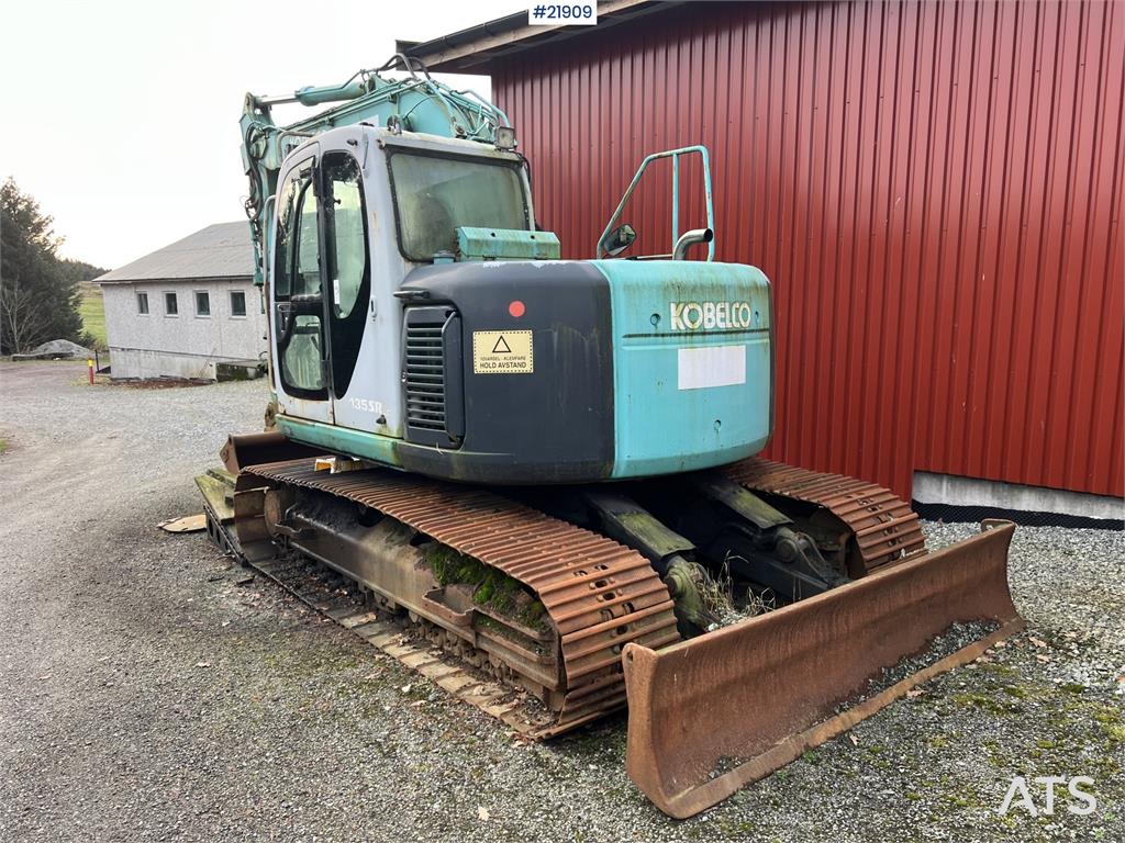 Kobelco sk135SRLC w/ sanding bucket and digging bucket 1999 21909 sk135SRLC w/ sanding bucket and digging bucket 1999 1 Cr...