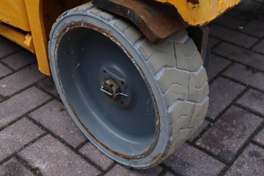 Haulotte Compact 10 Electric, 10m Working Height, 450kg Cap 2011 HAULOTTE - Compact 10 - 63138 Compact 10 Electric, 10m Wo...