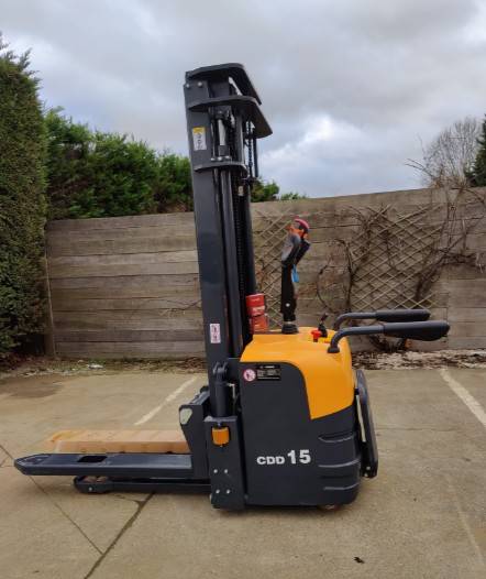 Stacker Nycheki EW15 Electric 2000kg 5.5m New Nycheki EW15 0 image 2