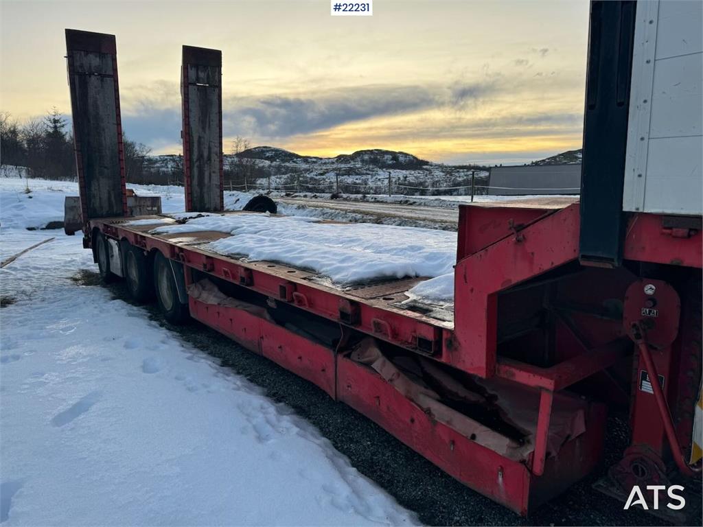 Istrail machine semi-trailer with hydraulic loading ramps 2007 22231 Istrail machine semi-trailer with hydraulic loading r...