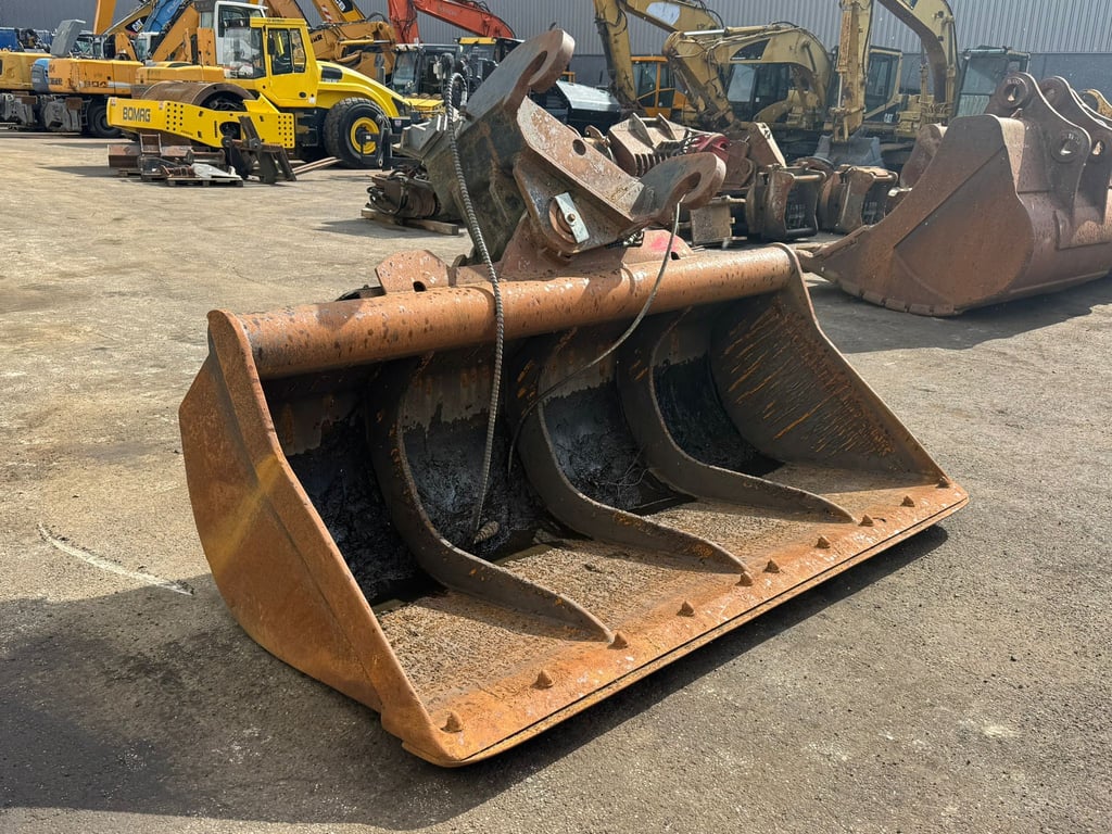 Tilting Bucket CW45 27-42 tons excavator 70001932 Tilting Bucket CW45 27-42 tons excavator 1 image 3