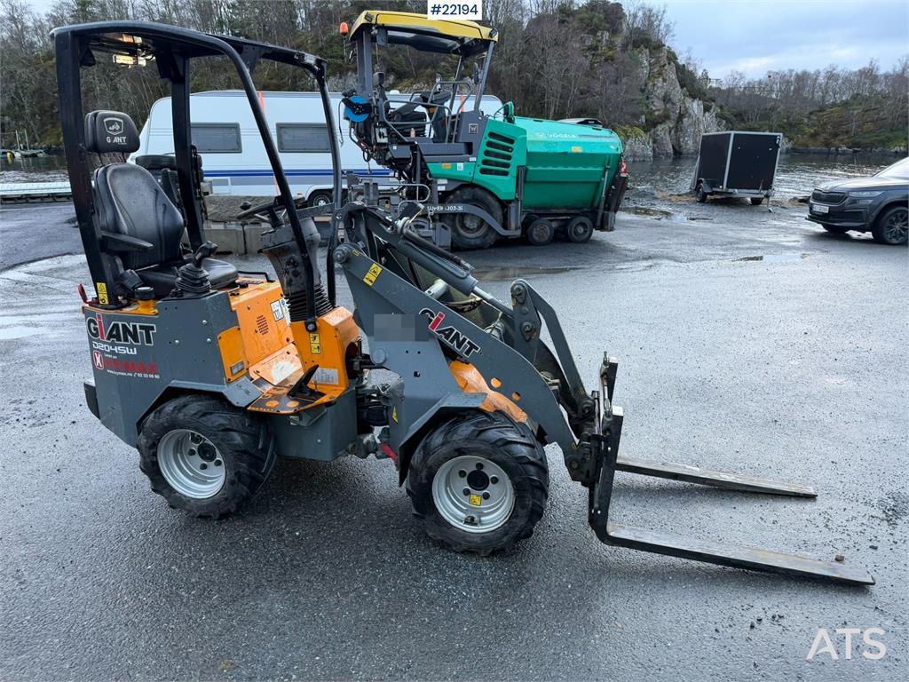 GiANT D204SW Wheel Loader with Bucket and Pallet Forks 2021 22194 Giant D204SW Wheel Loader with Bucket and Pallet Forks 2...