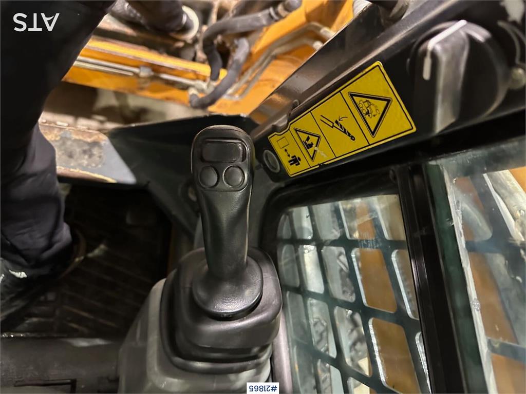 Mustang 220R compact loader w/leveling bucket and pallet f 2016 21865 220R compact loader w/leveling bucket and pallet f 2...