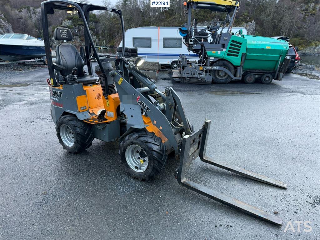 GiANT D204SW Wheel Loader with Bucket and Pallet Forks 2021 22194 Giant D204SW Wheel Loader with Bucket and Pallet Forks 2...