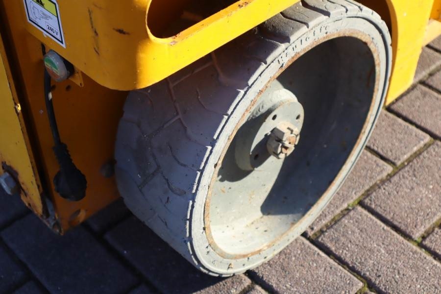 Haulotte Compact 10 Electric, 10m Working Height, 450kg Cap 2011 HAULOTTE - Compact 10 - 61861 Compact 10 Electric, 10m Wo...