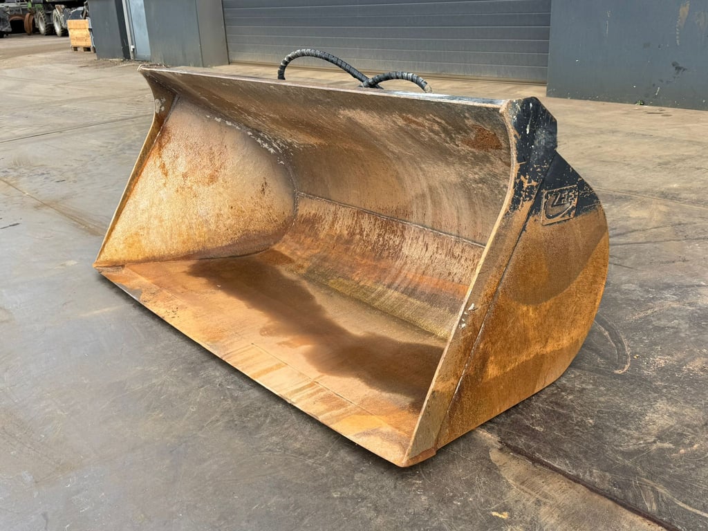 ZFE Side-Tilting bucket 2023 70001910 ZFE Side-Tilting bucket 2023 1 image 3