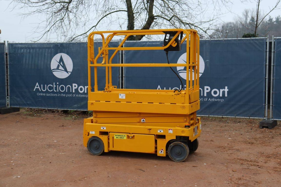 Scissor lift Haulotte OPTILUM 8 Electric 8m 2014 2014 OPTILUM 8 2014 1 Scissor Lifts image 3