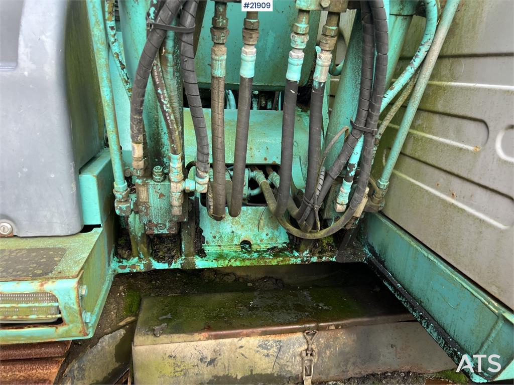 Kobelco sk135SRLC w/ sanding bucket and digging bucket 1999 21909 sk135SRLC w/ sanding bucket and digging bucket 1999 1 Cr...