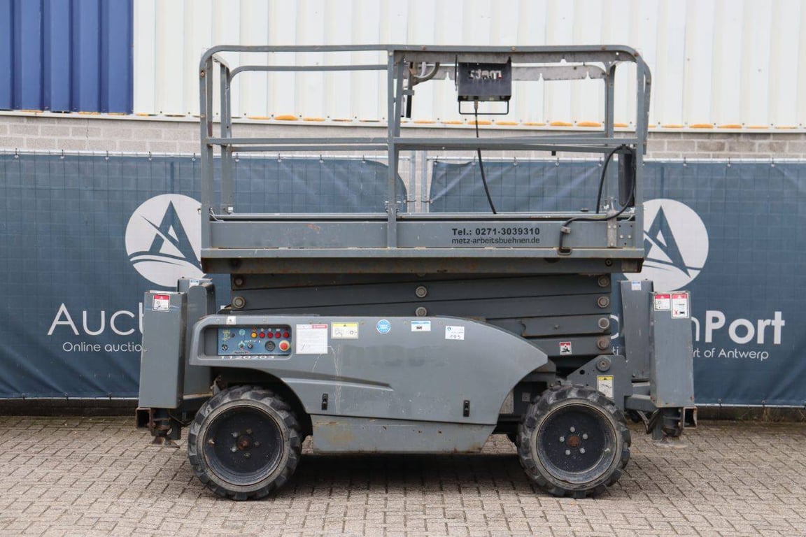 Scissor lift Haulotte Compact 12DX Petrol 8.0m 2017 2017 Compact 12DX 2017 1 Scissor Lifts image 2