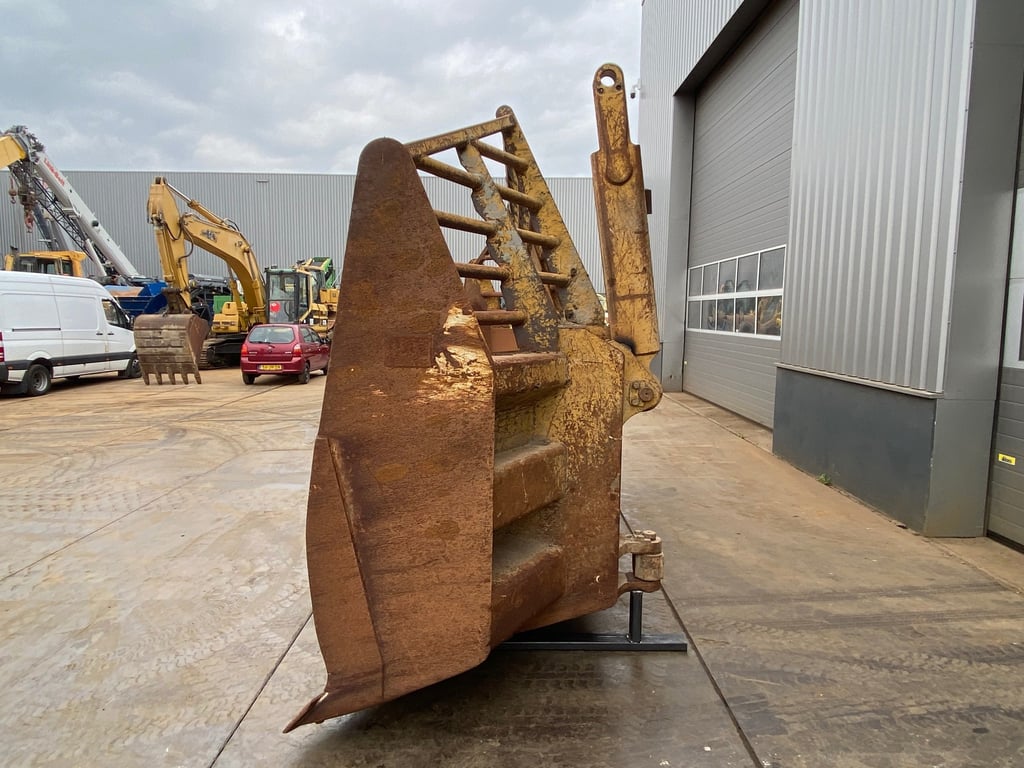 Caterpillar D9U Blade 2020 00030125 D9U Blade 2020 1 image 5