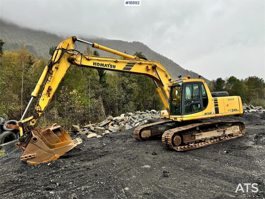 Komatsu PC240LC-6K Crawler Excavator w/ Digging Bucket. 2001 18892 PC240LC-6K Crawler Excavator w/ Digging Bucket. 2001 1 ...
