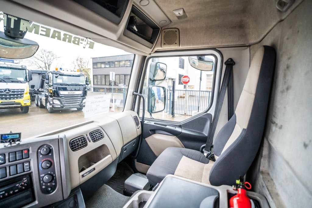 RENAULT MIDLUM 270 DXI + MAGYAR ALU 11000L+5COMP. 2007 E64987 Renault MIDLUM 270 DXI + MAGYAR ALU 11000L+5COMP. 2007 1 ima...