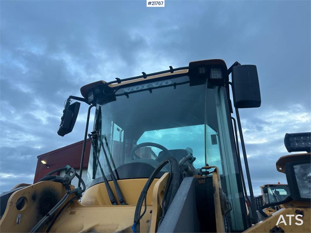 Volvo L90F wheel loader w/ Volvo gravel bucket. WATCH VI 2011 21767 L90F wheel loader w/ Volvo gravel bucket. WATCH VI 201...
