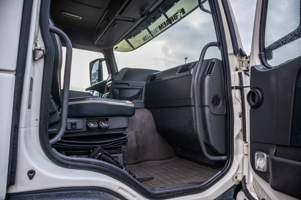 VOLVO FM 330-6x2-E5+10 pneus/tires+intarder 2010 E62660 FM 330-6x2-E5+10 pneus/tires+intarder 2010 1 image 12