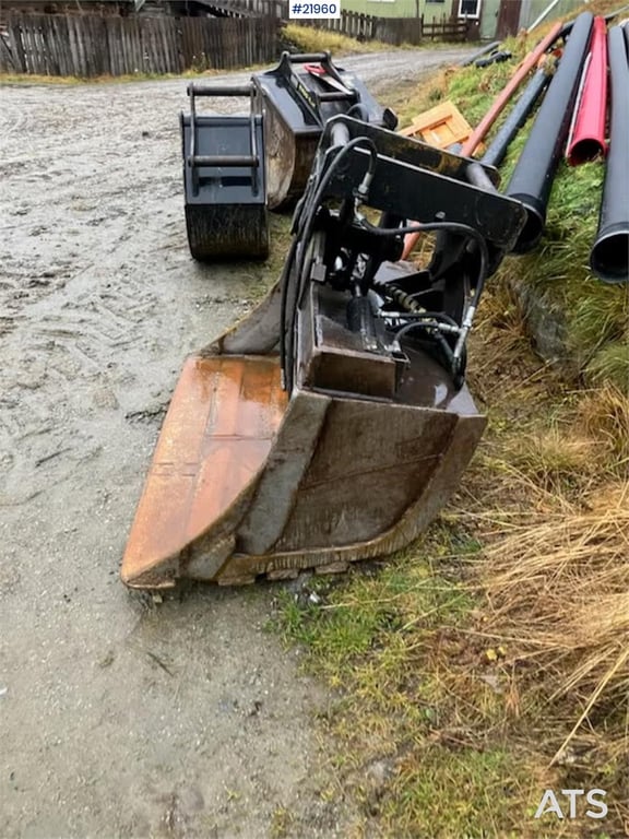Kobelco SK135 SR LC tracked excavator with digging bucket 2002 21960 SK135 SR LC tracked excavator with digging bucket 200...