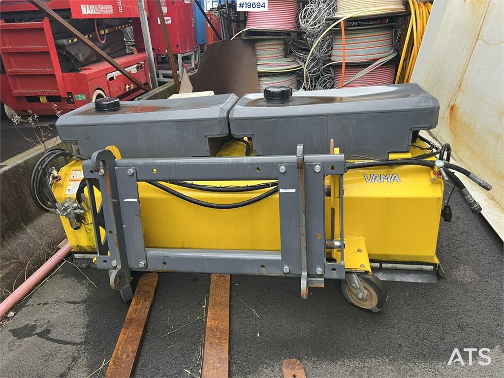 Vama EHK 2200 wheel loader broom 2019 19694 Vama EHK 2200 wheel loader broom 2019 1 Wheel Loaders image 4