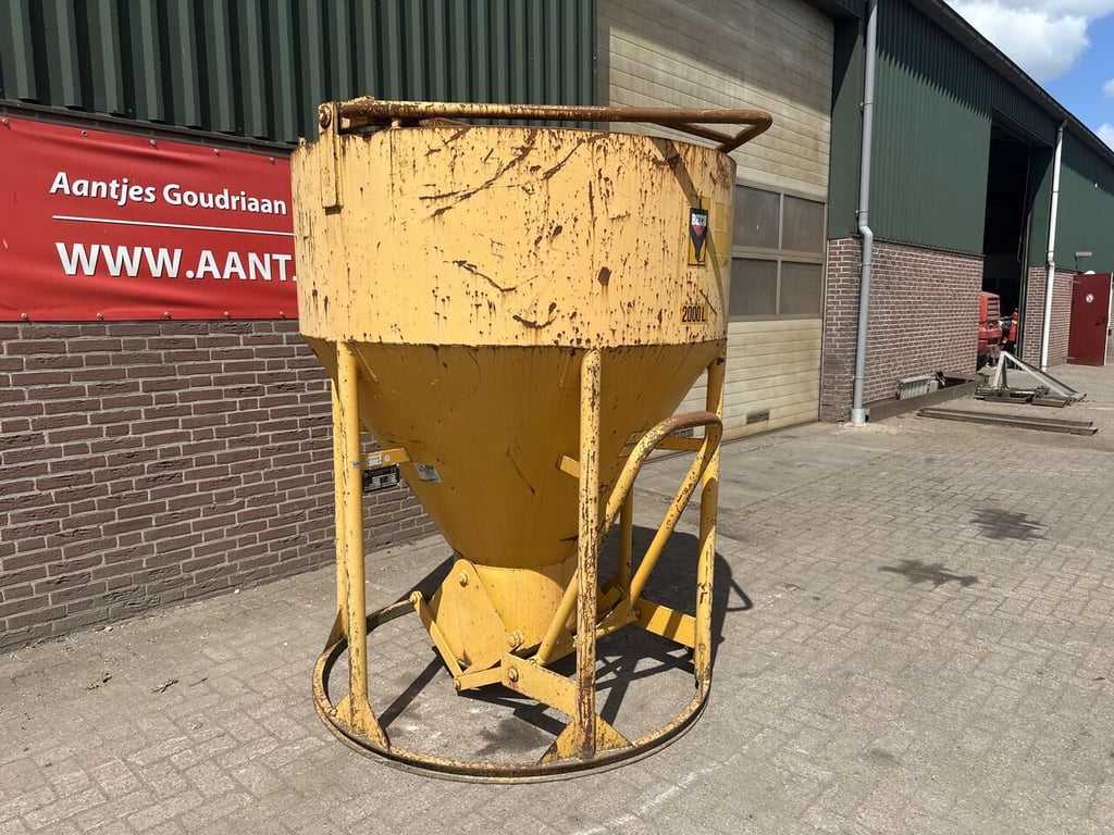 betonstortkubel staand rond onderlosser - Gebruikt 2022 12511 betonstortkubel staand rond onderlosser - Gebruikt 2022 1 im...