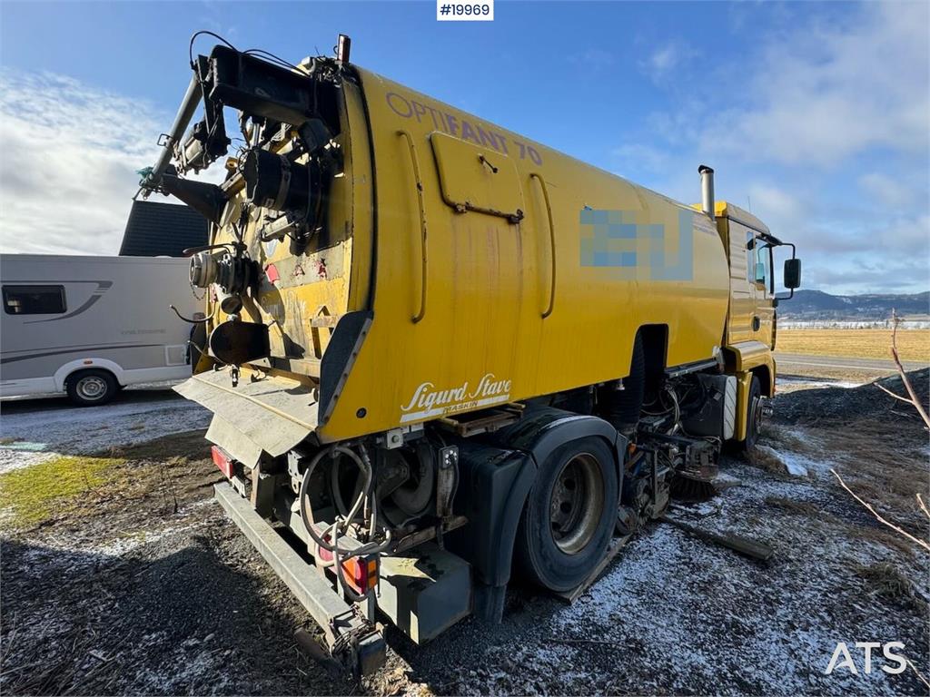 MAN 18.313 Sweeper w/ Bucher Optifant 70 superconstruc 2002 19969 18.313 Sweeper w/ Bucher Optifant 70 superconstruc 2002 ...