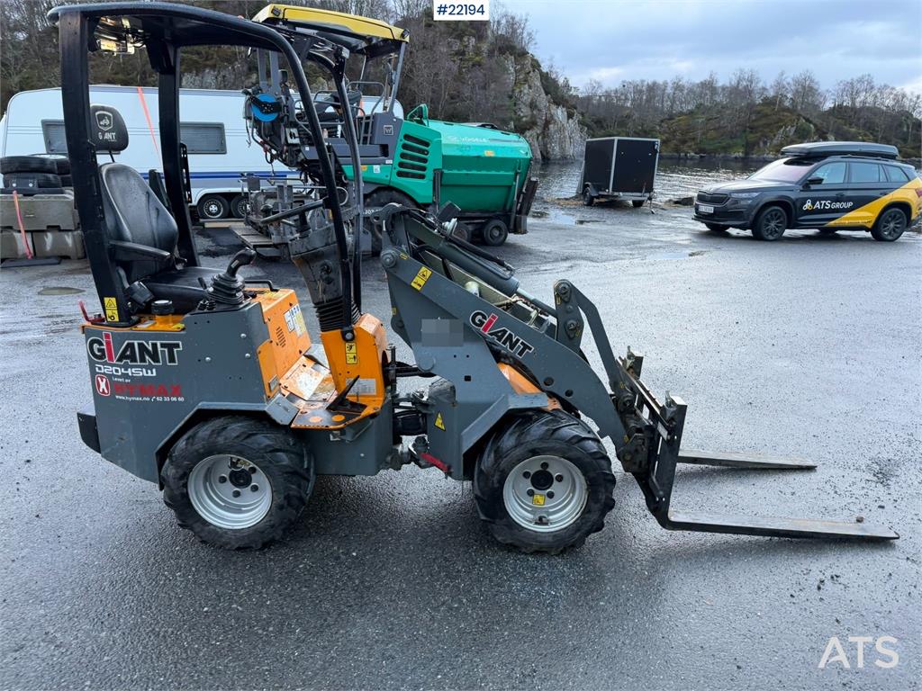 GiANT D204SW Wheel Loader with Bucket and Pallet Forks 2021 22194 Giant D204SW Wheel Loader with Bucket and Pallet Forks 2...