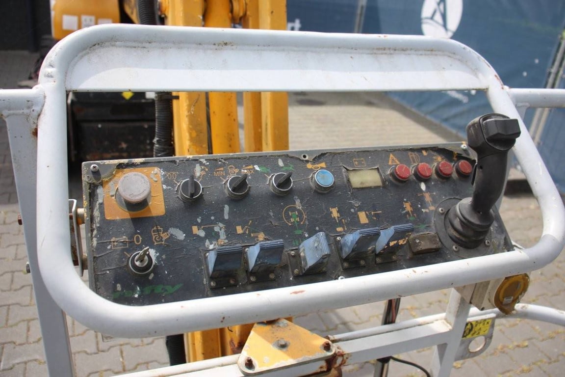 Nifty HR 15 NDE Electric/Diesel Telescopic Boom Lift 2005 2005 Nifty HR 15 NDE 2005 1 image 15