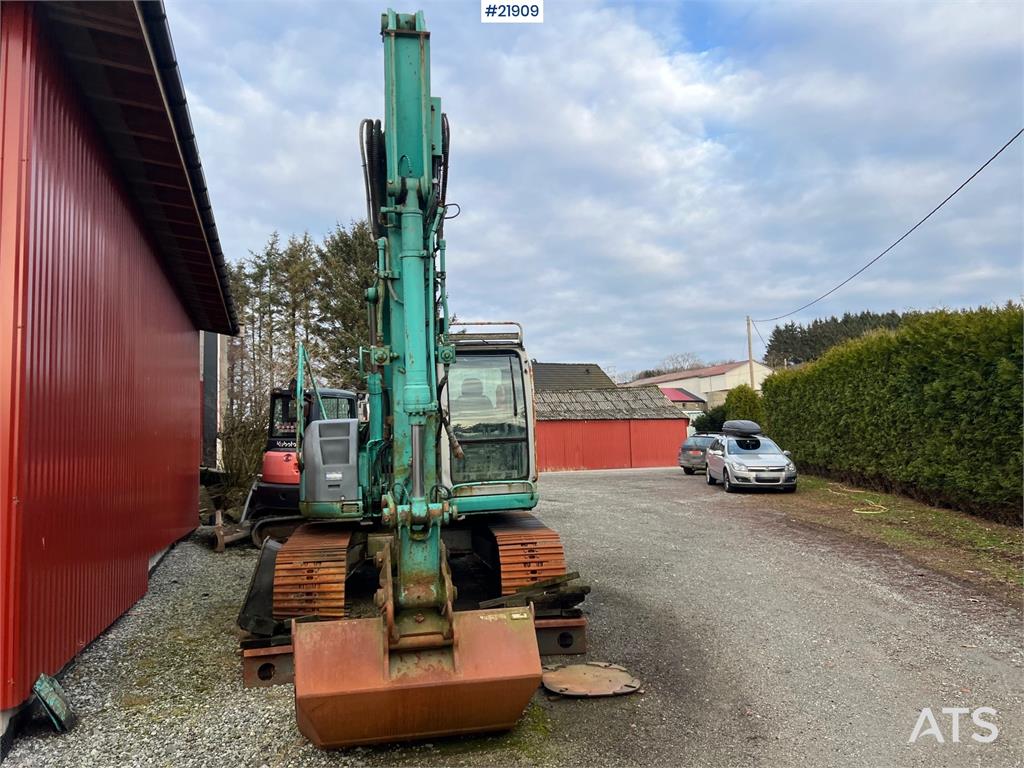 Kobelco sk135SRLC w/ sanding bucket and digging bucket 1999 21909 sk135SRLC w/ sanding bucket and digging bucket 1999 1 Cr...