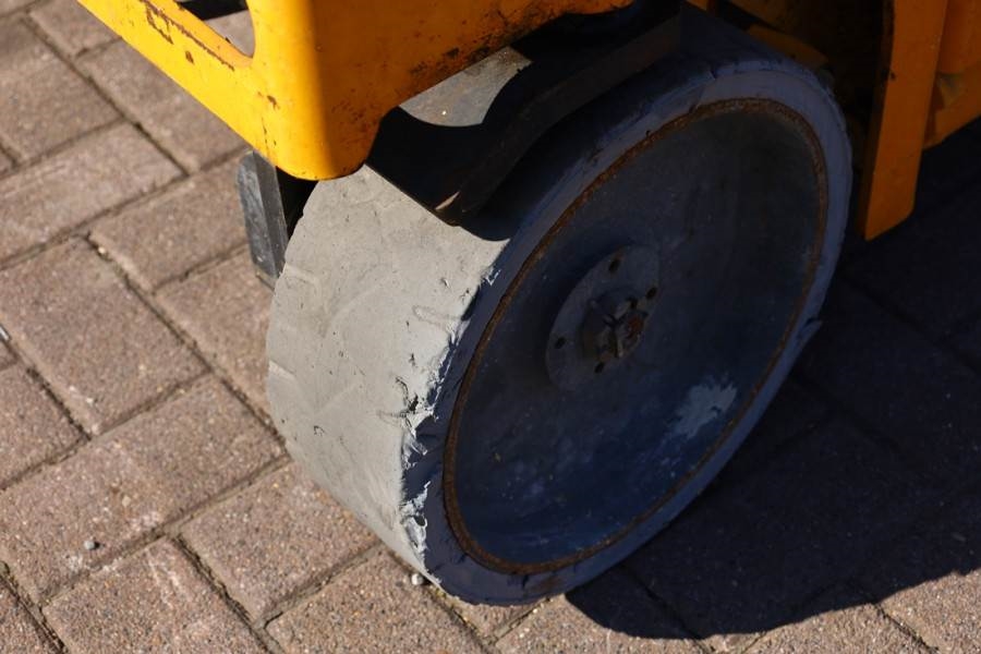 Haulotte Compact 10 Electric, 10m Working Height, 450kg Cap 2011 HAULOTTE - Compact 10 - 63265 Compact 10 Electric, 10m Wo...