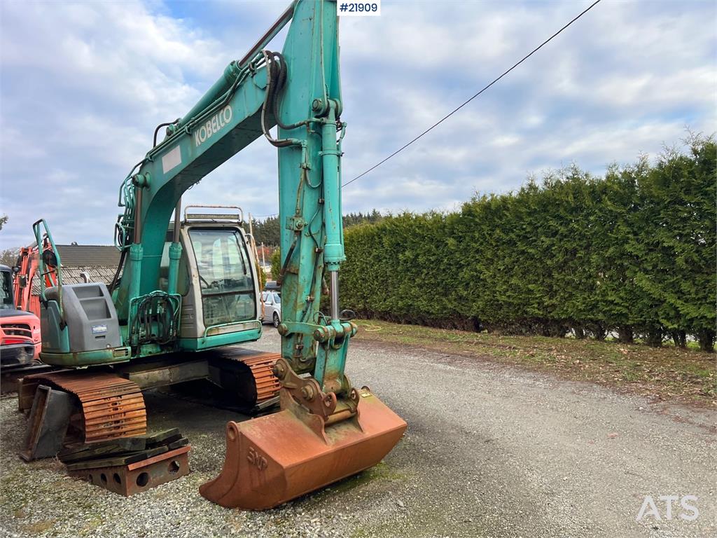 Kobelco sk135SRLC w/ sanding bucket and digging bucket 1999 21909 sk135SRLC w/ sanding bucket and digging bucket 1999 1 Cr...