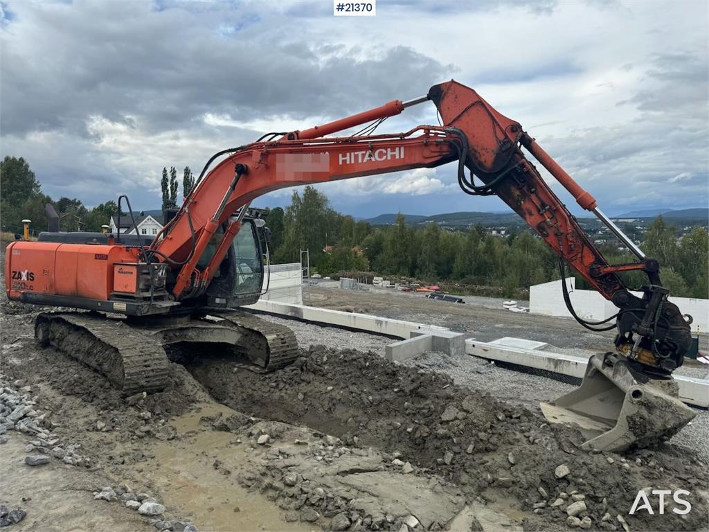Hitachi ZX210LC-5B Tracked excavator w/ tilt, bucket and G 2013 21370 ZX210LC-5B Tracked excavator w/ tilt, bucket and G 2...