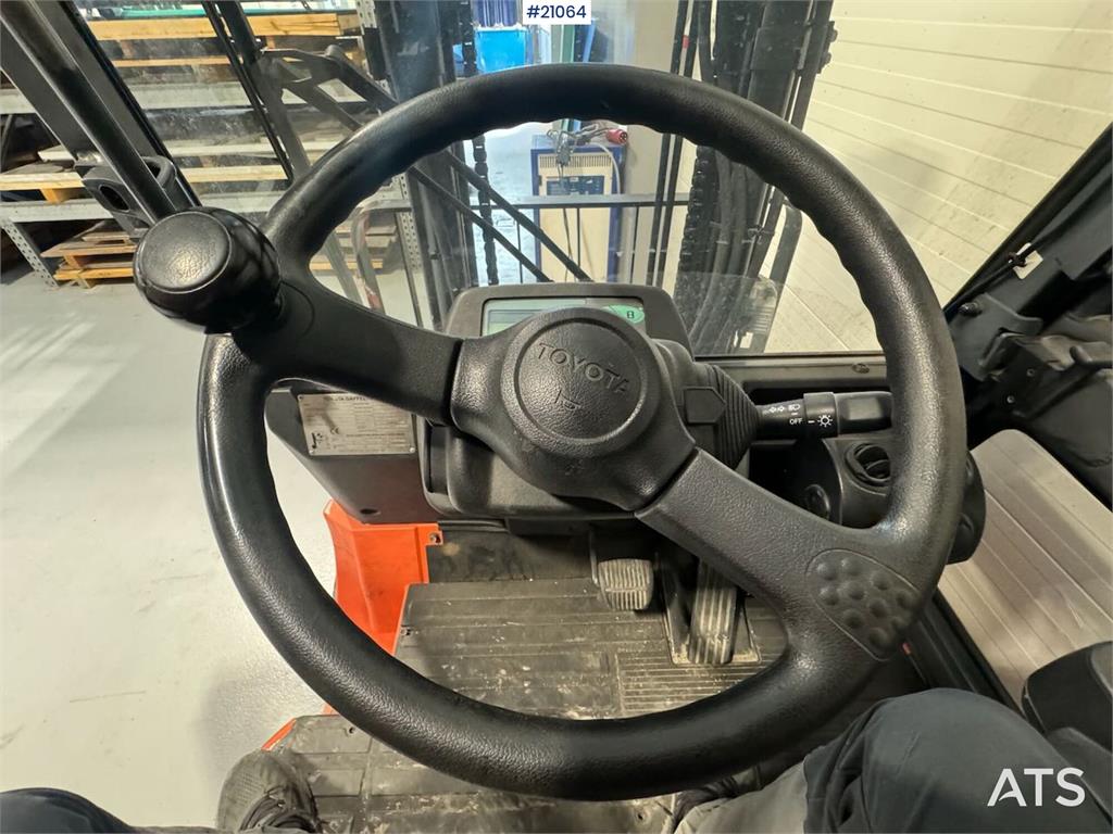 Toyota 7FBMF30 Counterbalance Forklift 2012 21064 7FBMF30 Counterbalance Forklift 2012 1 Forklift image 11