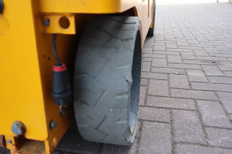 Haulotte Compact 12 Electric, 12m Working Height, 300kg Cap 2011 HAULOTTE - Compact 12 - 63261 Compact 12 Electric, 12m Wo...