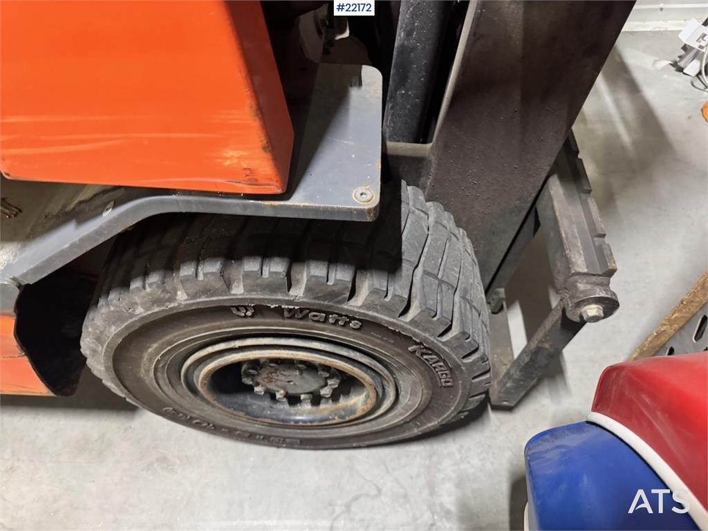 Toyota FBMF20 electric forklift with defective battery. 1997 22172 FBMF20 electric forklift with defective battery. 1997 1...