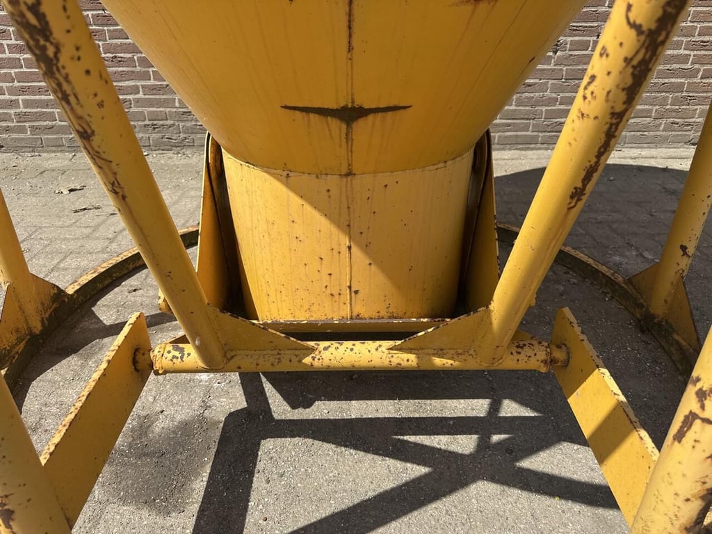 betonstortkubel staand rond onderlosser - Gebruikt 2022 12511 betonstortkubel staand rond onderlosser - Gebruikt 2022 1 im...