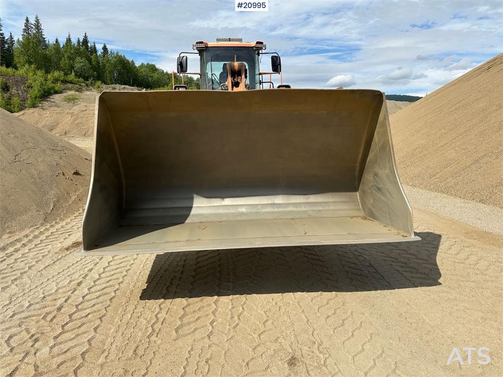 Doosan DL 450-3 wheel loader w/ bucket and scale. WATCH V 2012 20995 DL 450-3 wheel loader w/ bucket and scale. WATCH V 20...