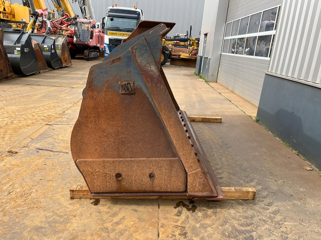 Doosan Bucket DL450 4600 l 2014 00032138 Bucket DL450 4600 l 2014 1 image 5