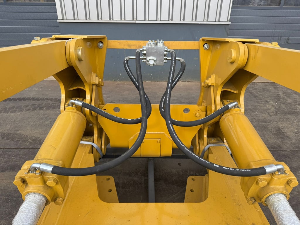 Caterpillar D7R D7H 2 Cylinders Ripper (casting shanks) 2025 00033473 D7R D7H 2 Cylinders Ripper (casting shanks) 2025 0 i...