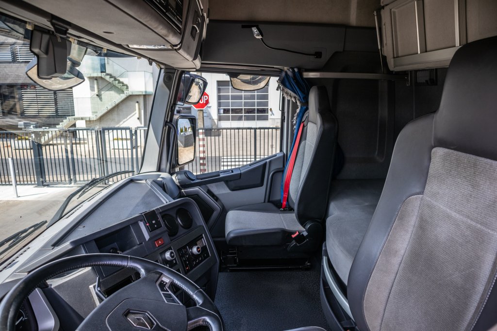 RENAULT T440 2019 E60138 Renault T440 2019 1 image 9