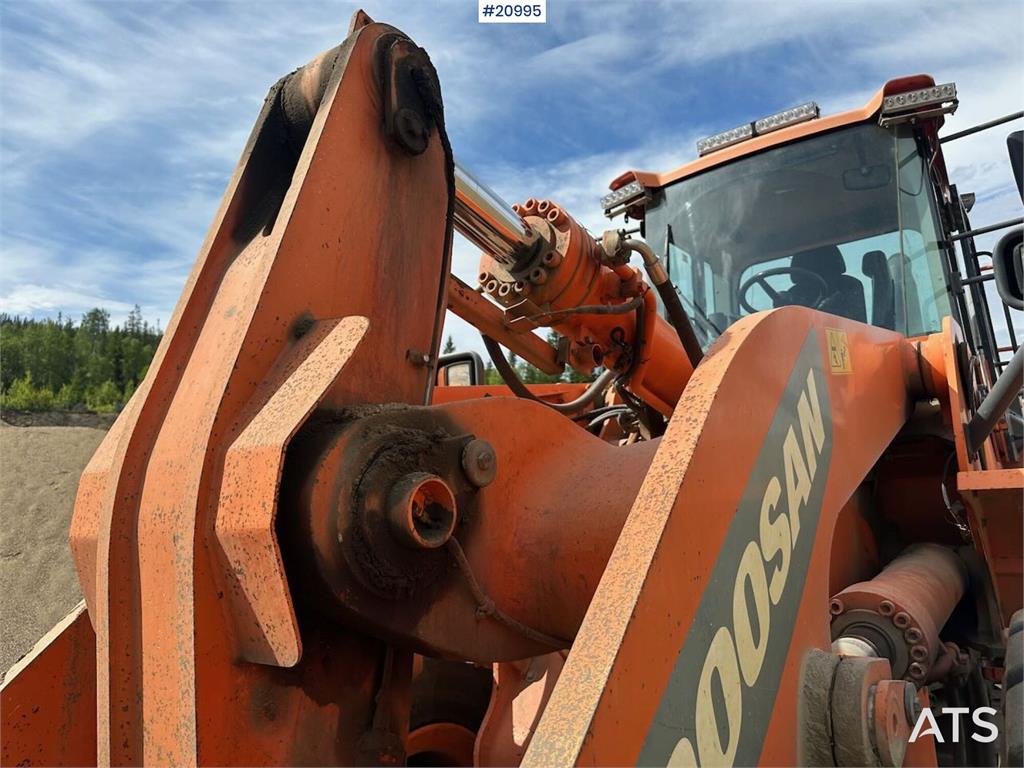 Doosan DL 450-3 wheel loader w/ bucket and scale. WATCH V 2012 20995 DL 450-3 wheel loader w/ bucket and scale. WATCH V 20...