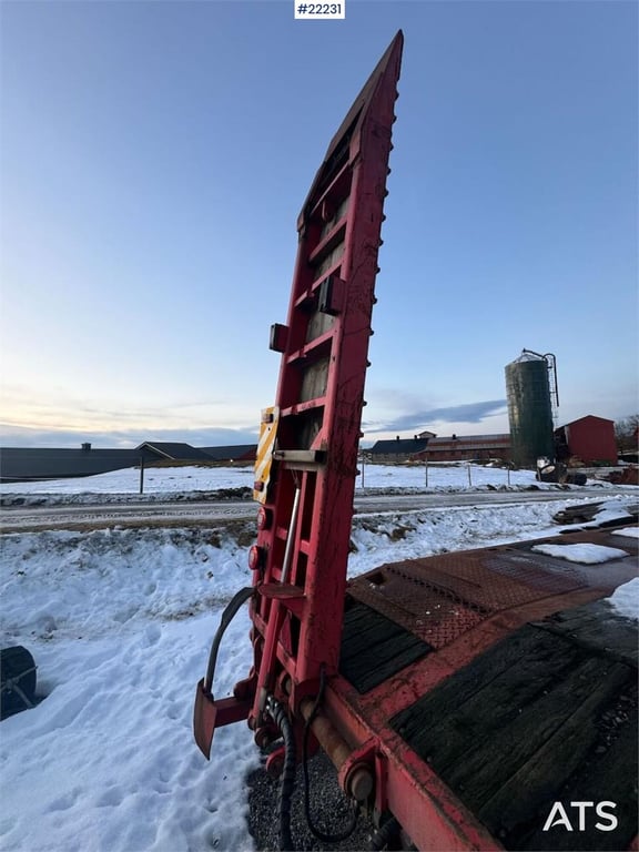 Istrail machine semi-trailer with hydraulic loading ramps 2007 22231 Istrail machine semi-trailer with hydraulic loading r...