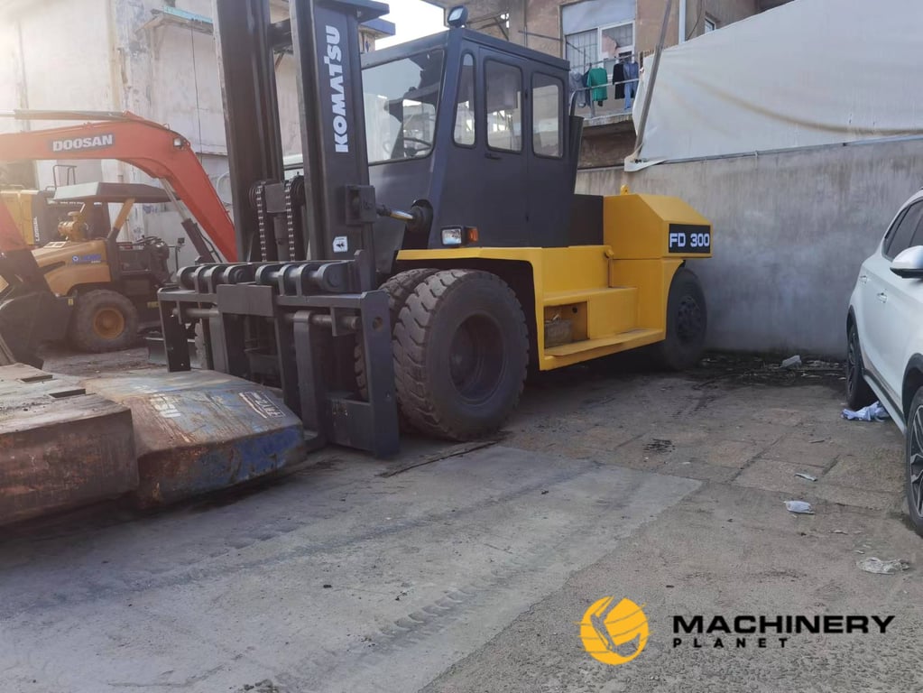 KOMATSU FD300 Forklift 30 Tons Hot sale FD300 2019 1 Forklift image 3