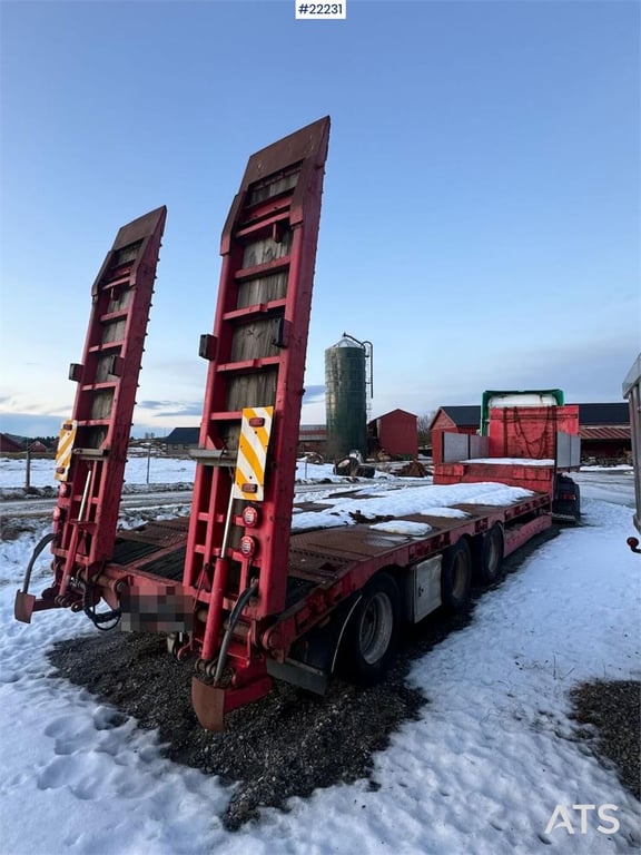 Istrail machine semi-trailer with hydraulic loading ramps 2007 22231 Istrail machine semi-trailer with hydraulic loading r...