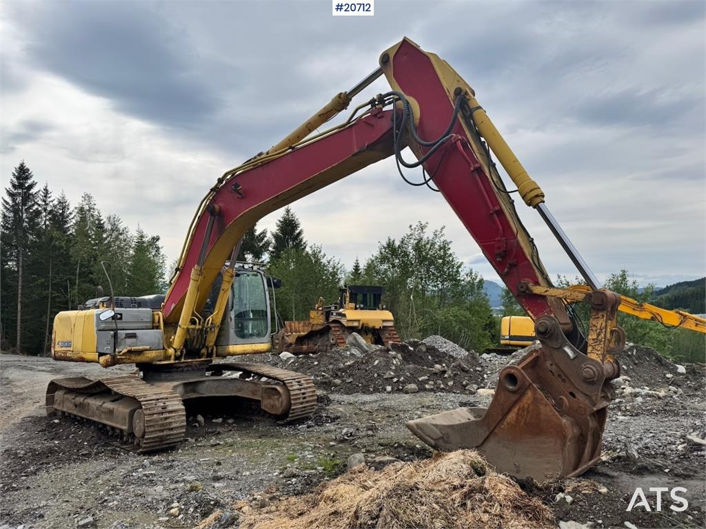 New Holland Kobelco E305B Crawler Excavator w/ Digger Bucket. 2008 20712 Kobelco E305B Crawler Excavator w/ Digger Bucket....