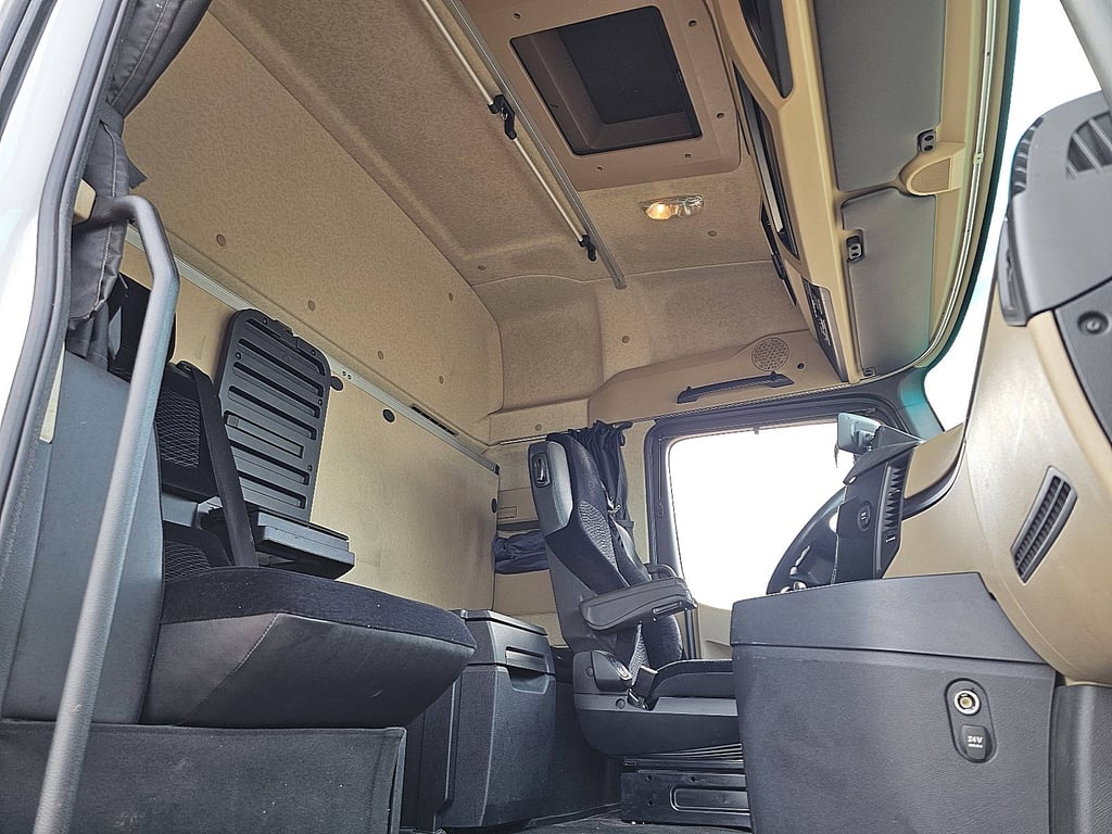 Heavy machinery product image - Image 2 of 16