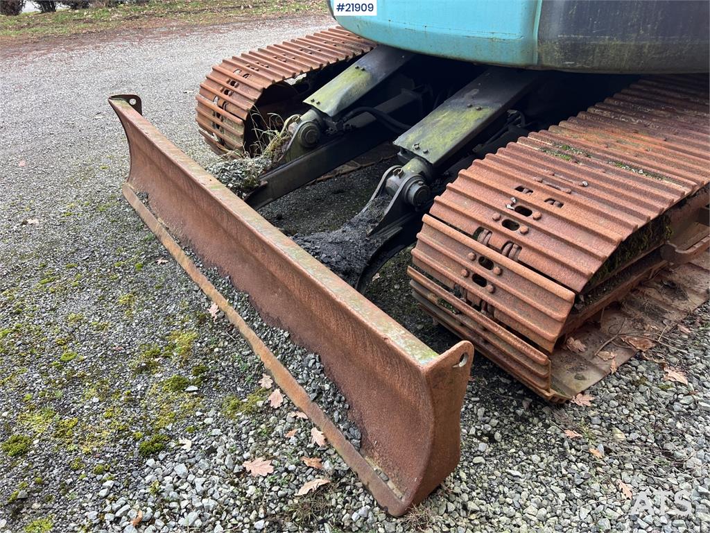 Kobelco sk135SRLC w/ sanding bucket and digging bucket 1999 21909 sk135SRLC w/ sanding bucket and digging bucket 1999 1 Cr...